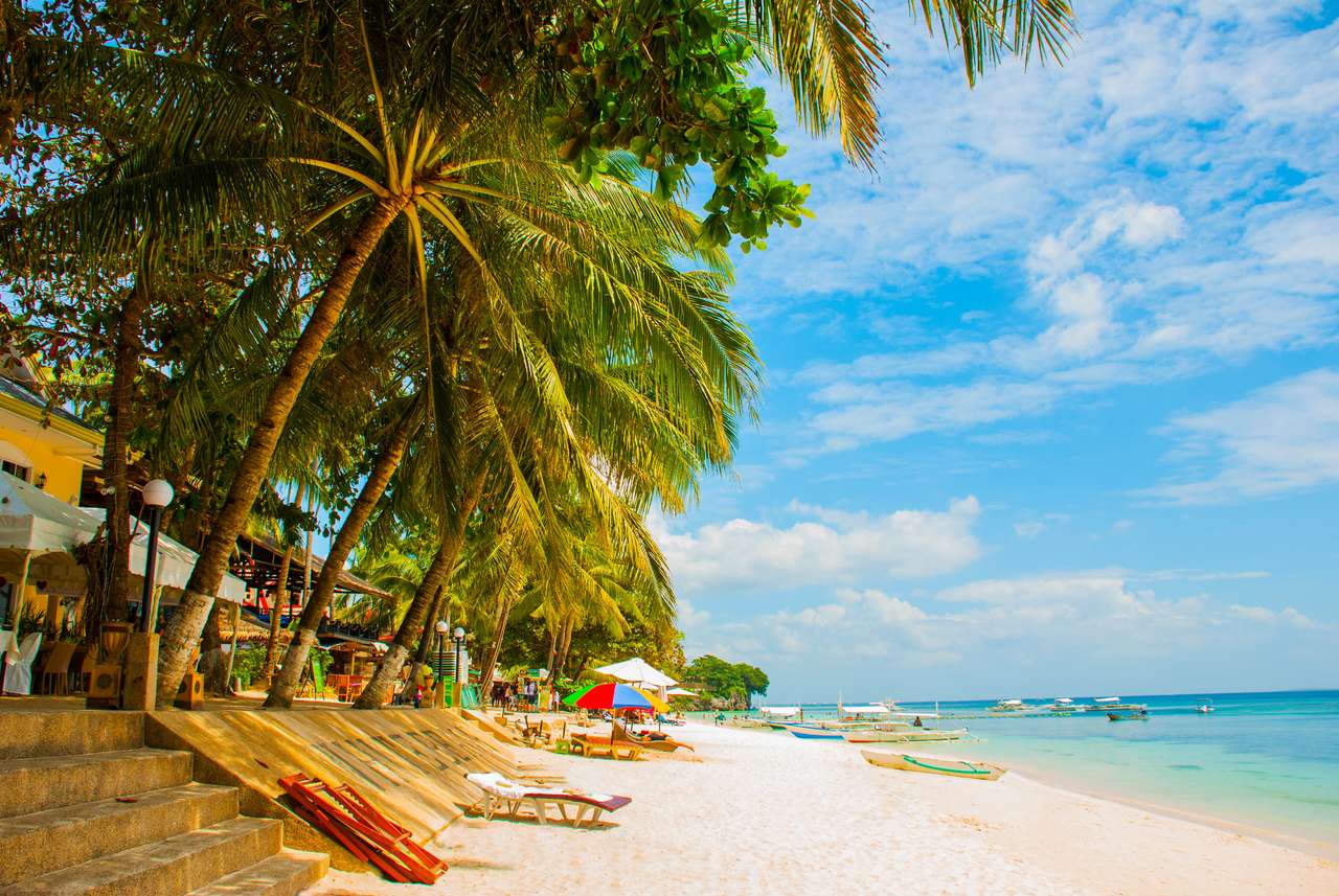 Tropikalna plaża z białym piaskiem na wyspie Panglao puzzle online