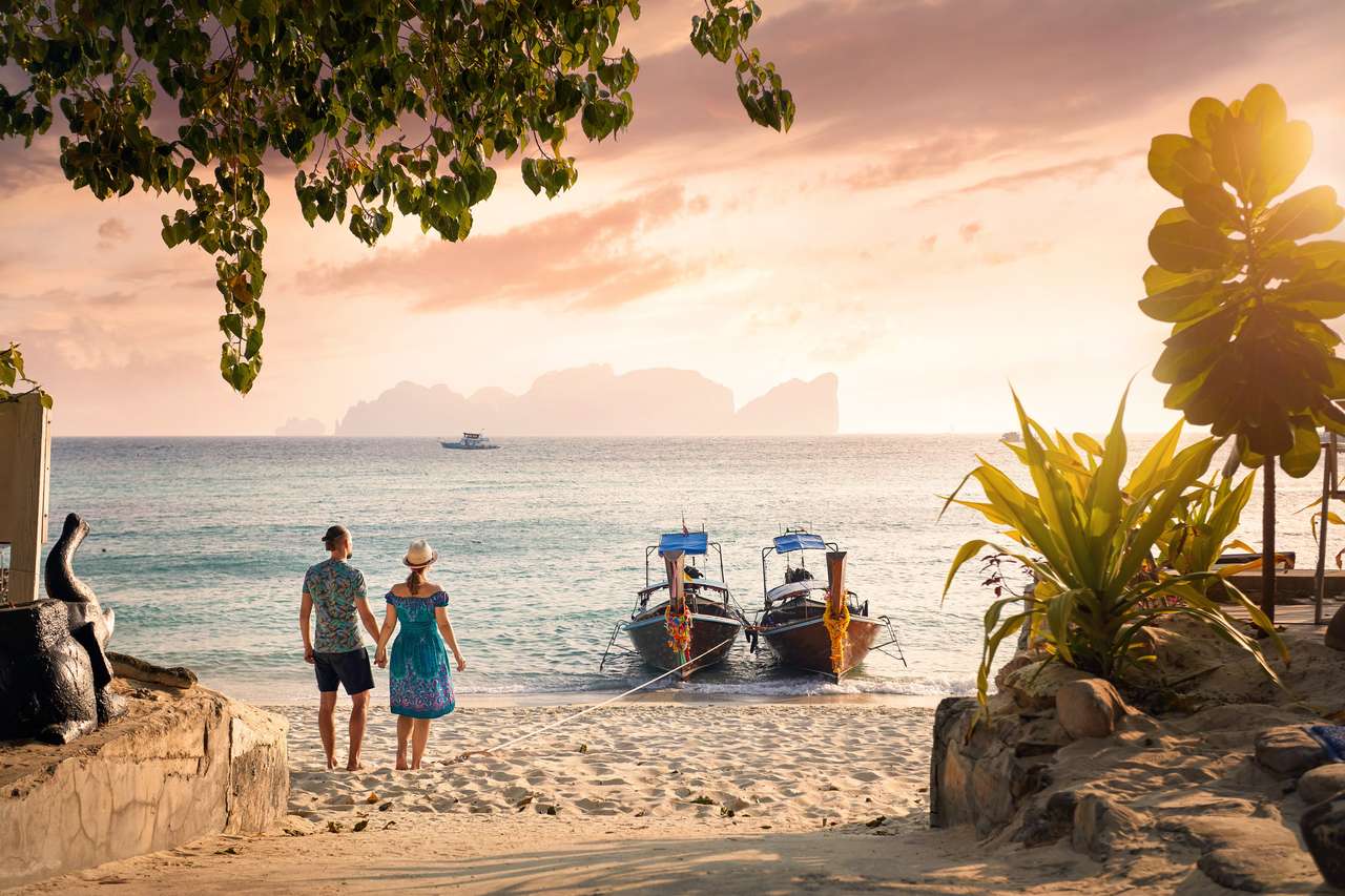 Szczęśliwa para na tropikalnej plaży puzzle online