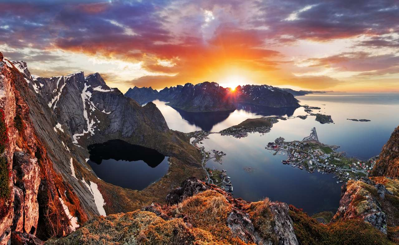 Krajobraz górskiego wybrzeża o zachodzie słońca, Norwegia puzzle online
