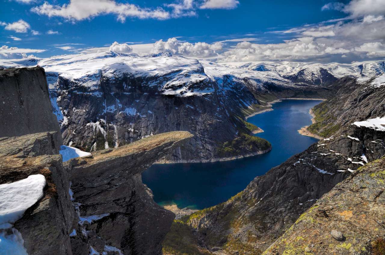 Trolltunga i fiord pod spodem, Norwegia puzzle online