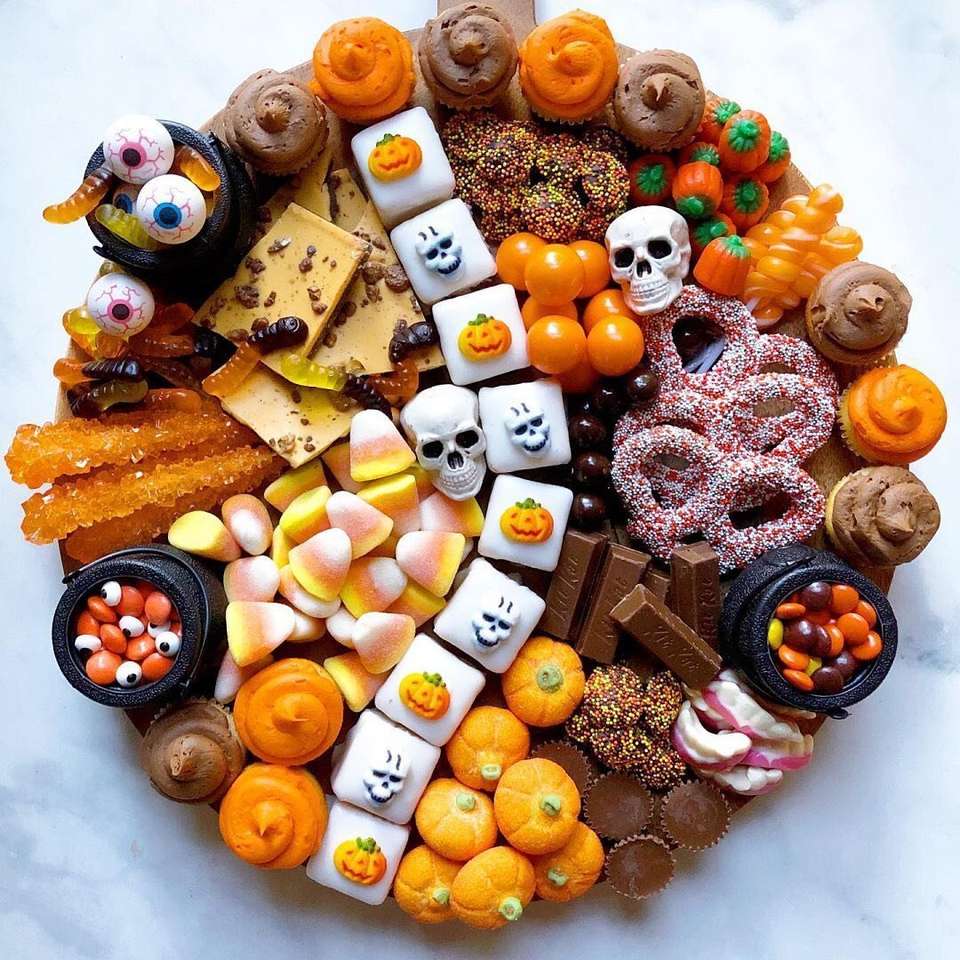Taca z cukierkami na Halloween puzzle online