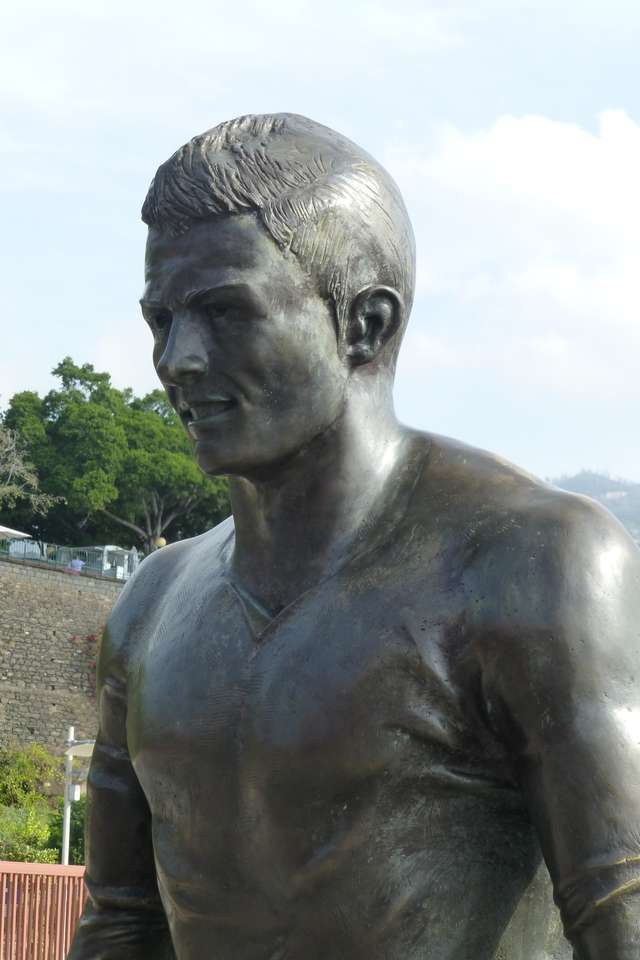 pomnik Ronaldo na Maderze puzzle online