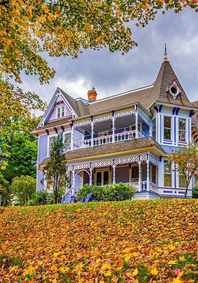 Duży dom jesienią puzzle online