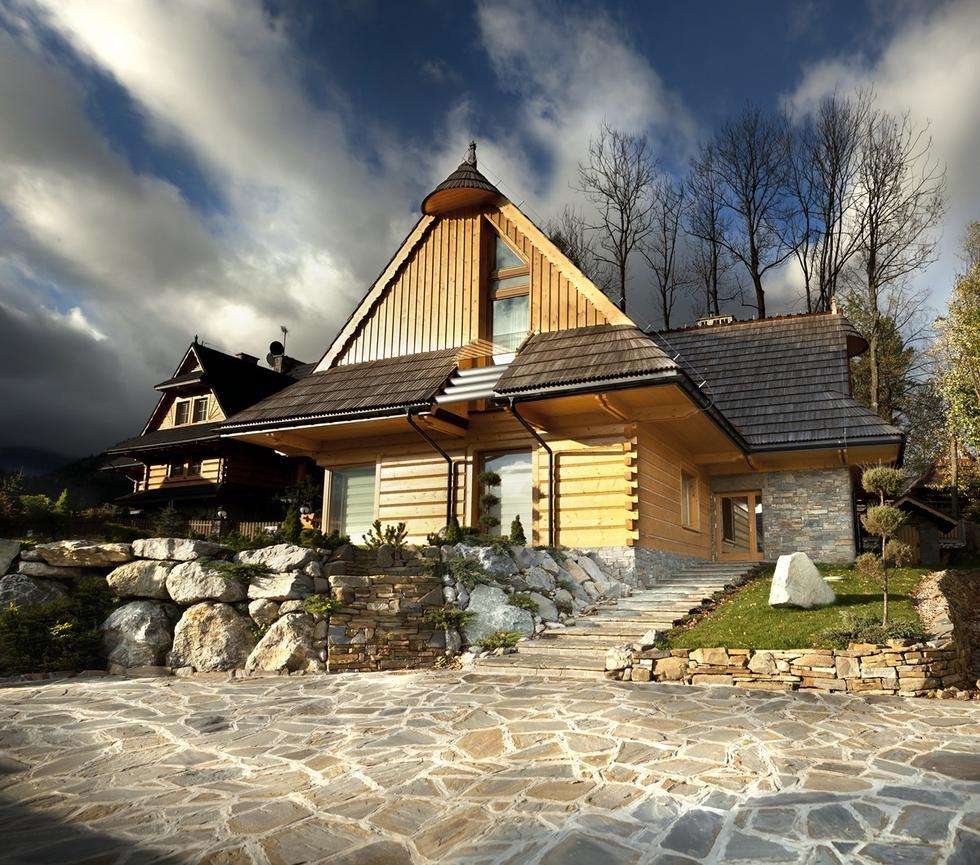 Drewniany dom w górach, zachmurzone niebo puzzle online