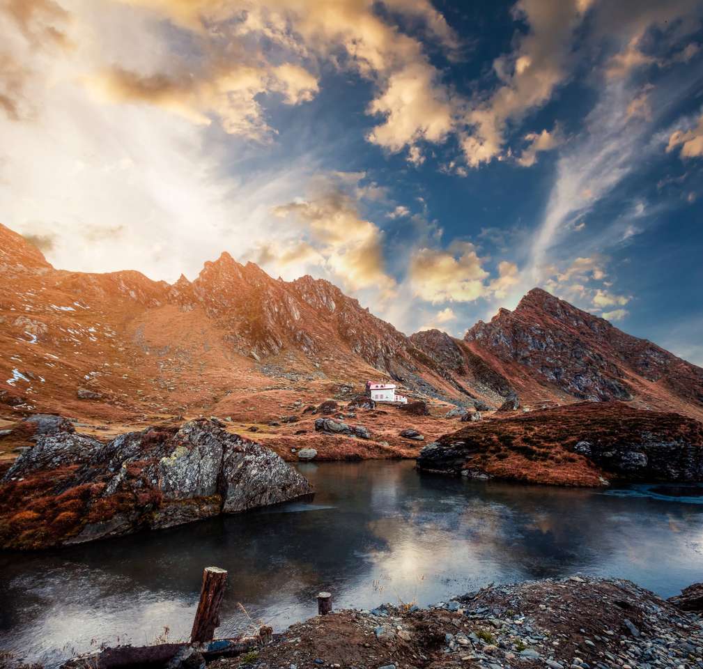 Piękne jezioro u stóp skalistych gór o zachodzie słońca puzzle online