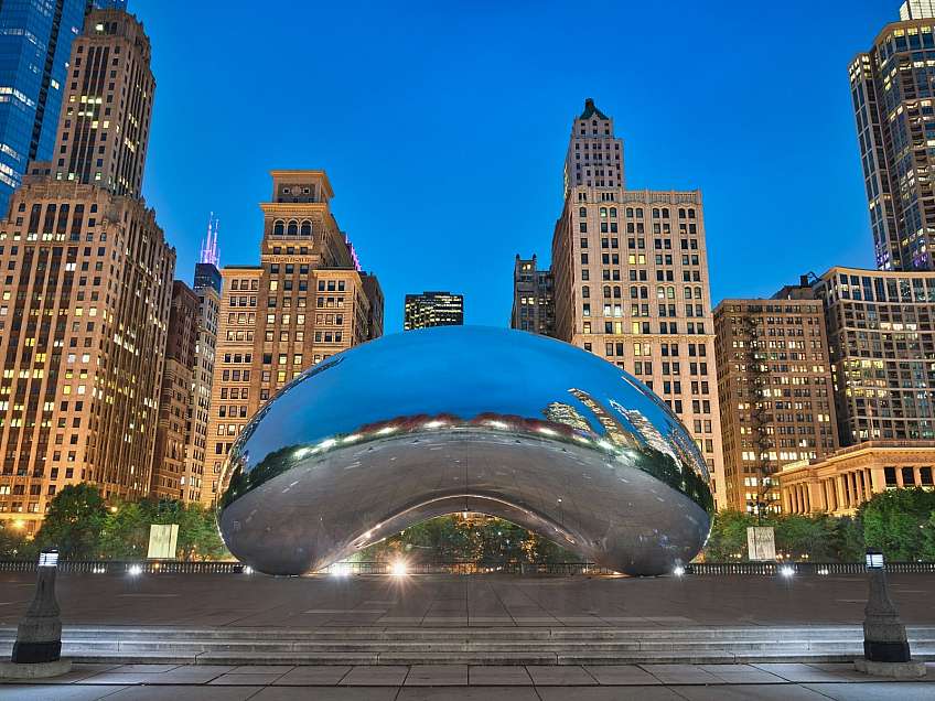Drapacze chmur w Chicago i rzeźba Cloud Gate puzzle online