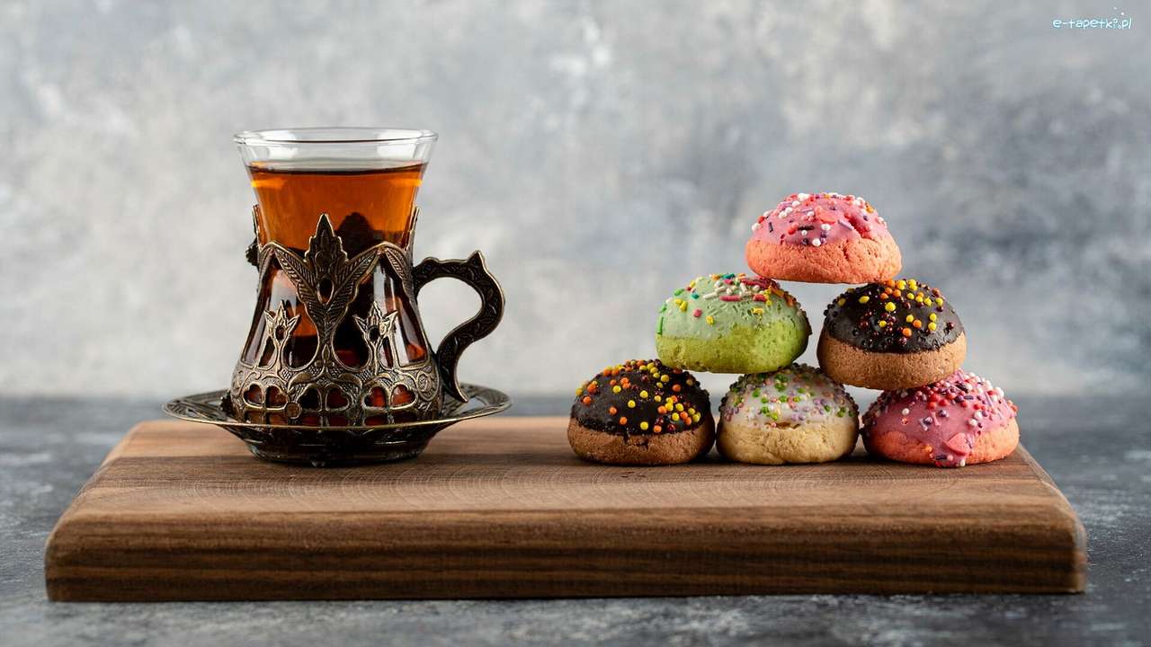 Herbata, kolorowe pączki z lukrem i posypką puzzle online