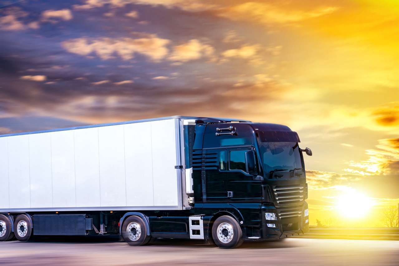 Ciężarówka porusza się po drodze z prędkością puzzle online