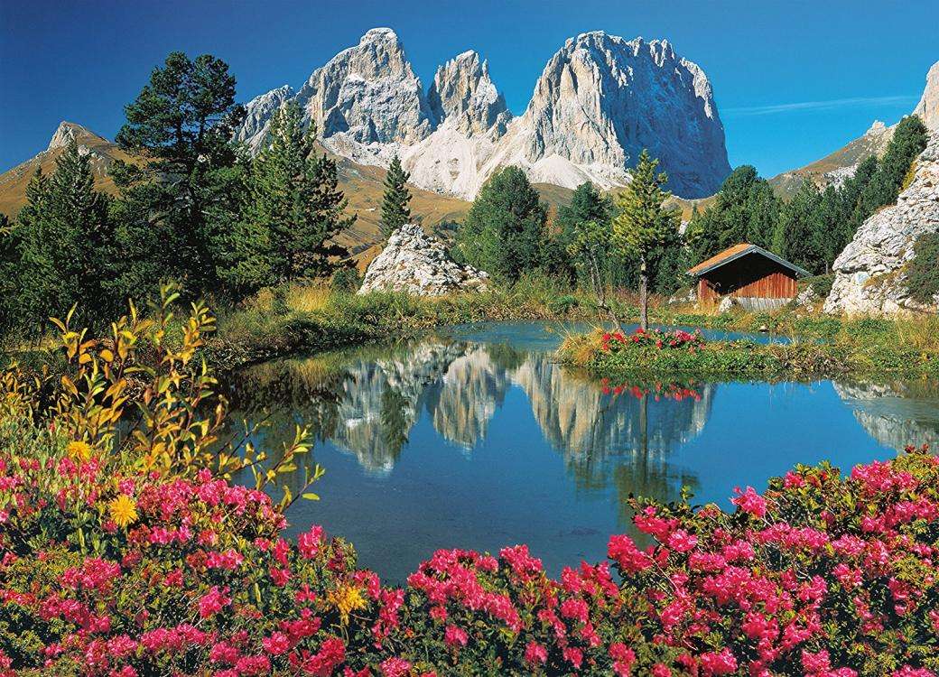 Górski krajobraz z jeziorem i kwitnącą łąką puzzle online