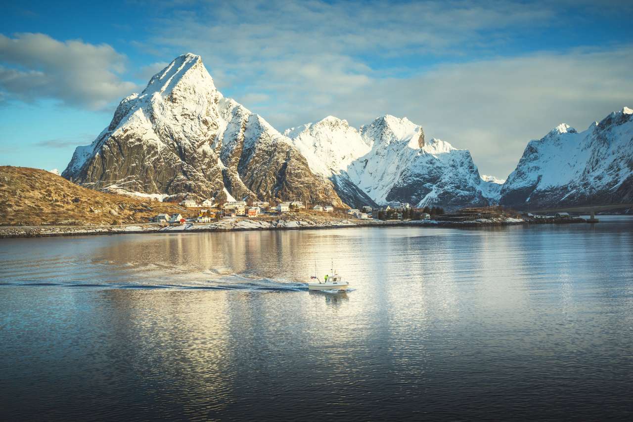 łódź rybacka i Reine Village, Lofoty, Norwegia puzzle online