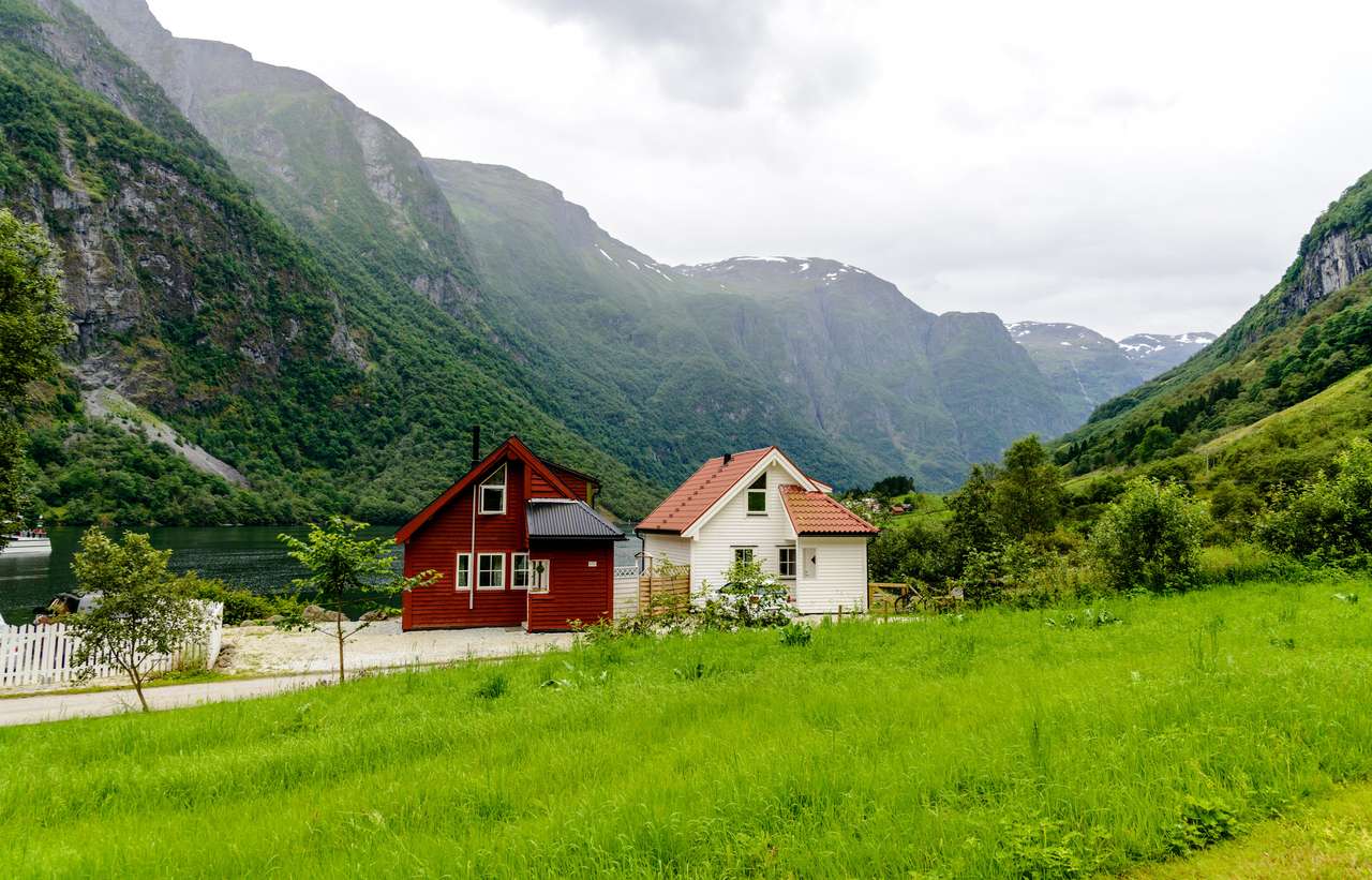 Biało-czerwone domy w Norwegii puzzle online