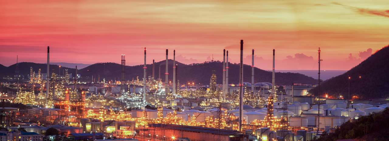 Olieraffinaderij met buis en olietank langs schemerhemel online puzzel