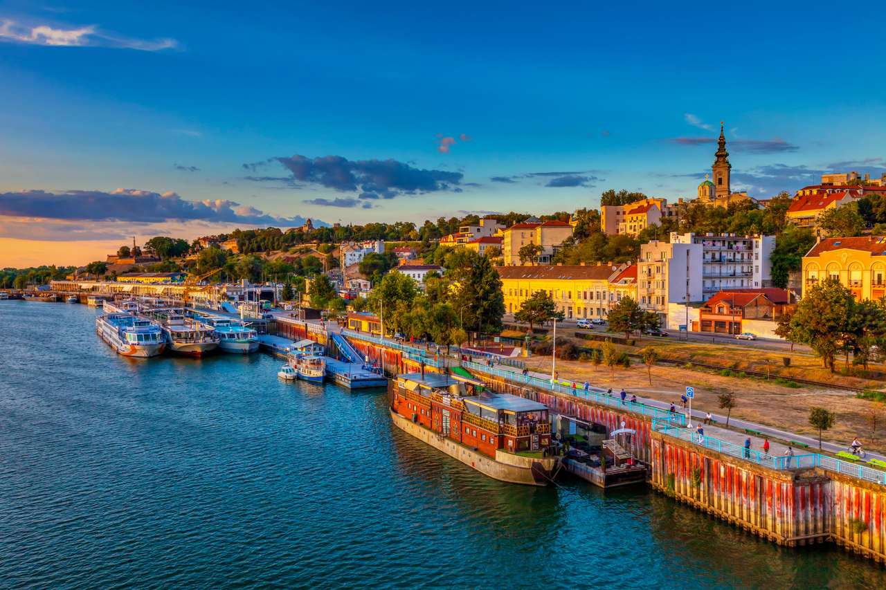 Zachód słońca nad Belgradem i statki w porcie puzzle online