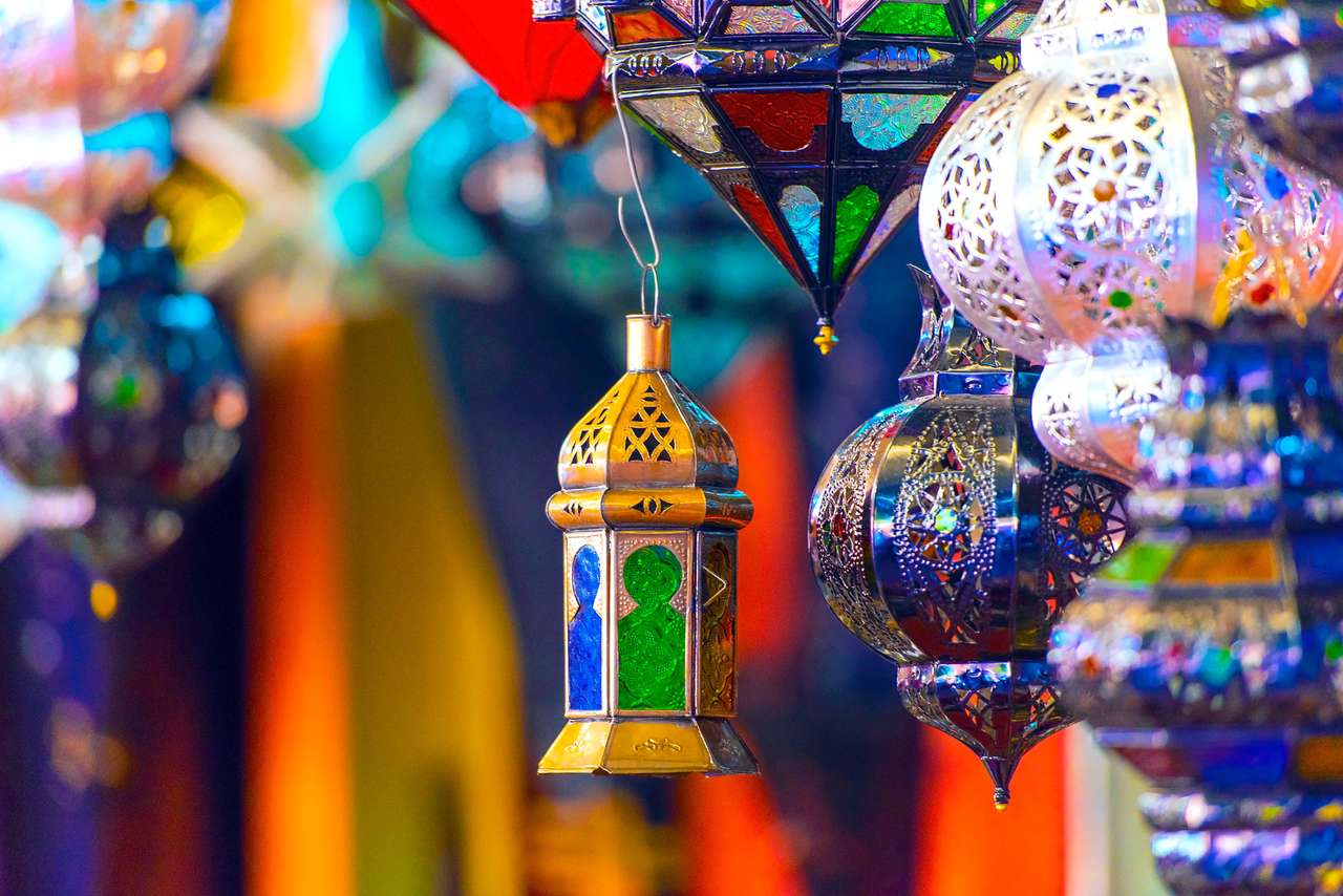 Lampy marokańskie na targu orientalnym puzzle online