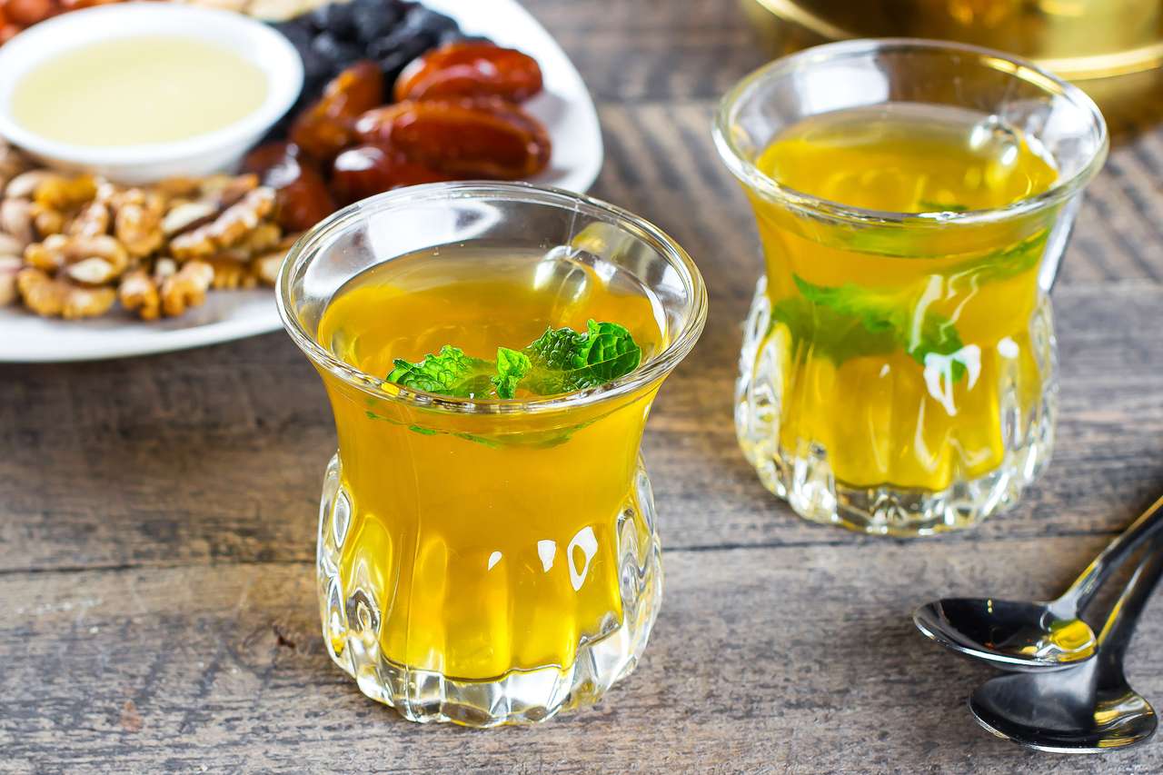 Herbata orientalna z miętą, miodem, orzechami i owocami puzzle online