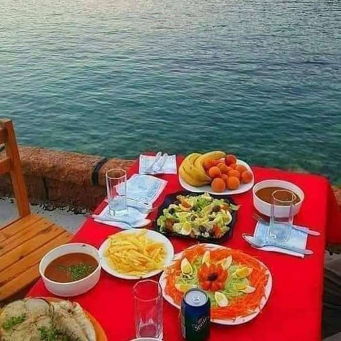 Posiłek w restauracji na plaży w Algerii puzzle online