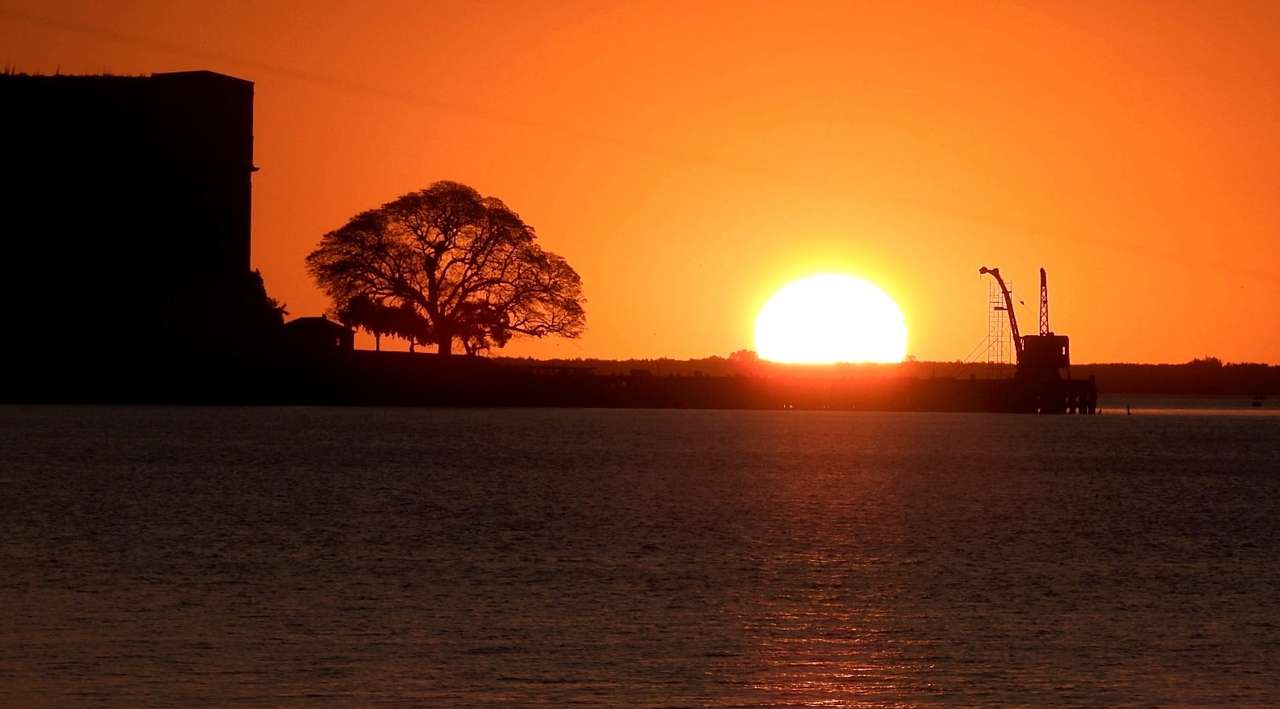 Zachód słońca w Fray Bentos, Urugwaj. puzzle online