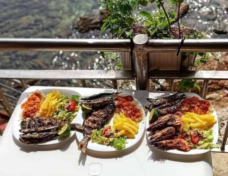 Jedzenie na tarasie w Algieri puzzle online