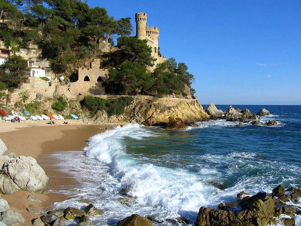 Wybrzeże z plażą Costa Brava-w Hiszpanii puzzle online