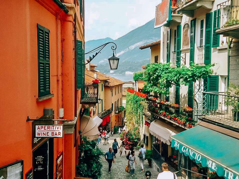Małe miasto Varenna nad jeziorem Como we Włoszech puzzle online