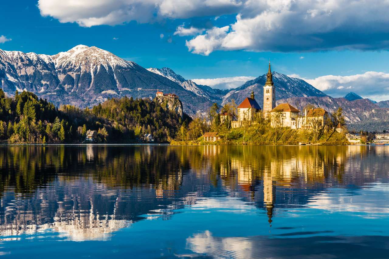 Niesamowity widok na jezioro Bled, wyspę, kościół i zamek z pasmem górskim Stol, Vrtaca, Begunjscica w tle-Bled, Słowenia, Europa puzzle online