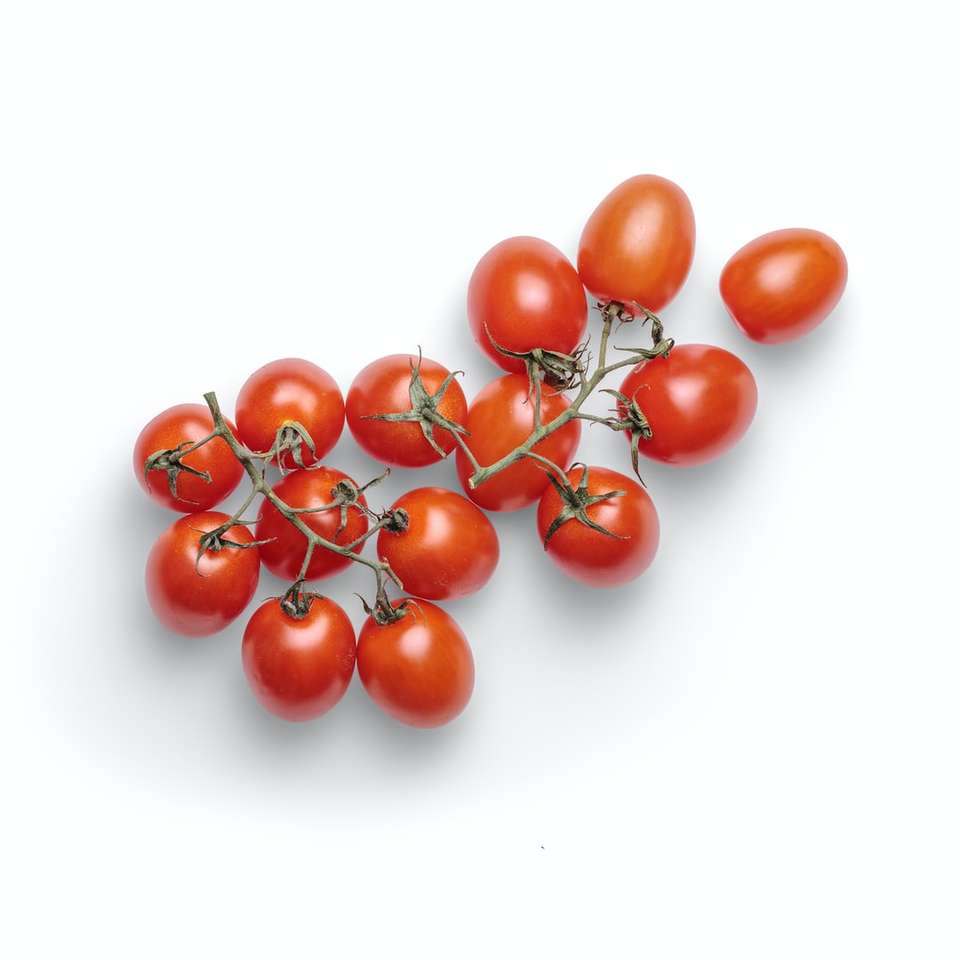 czerwone pomidorki koktajlowe na białej powierzchni puzzle online