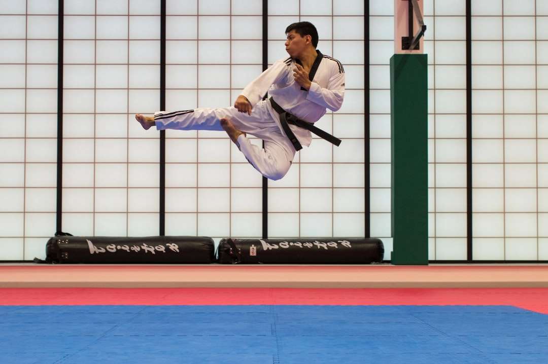 mężczyzna robi akrobacje karate na siłowni puzzle online