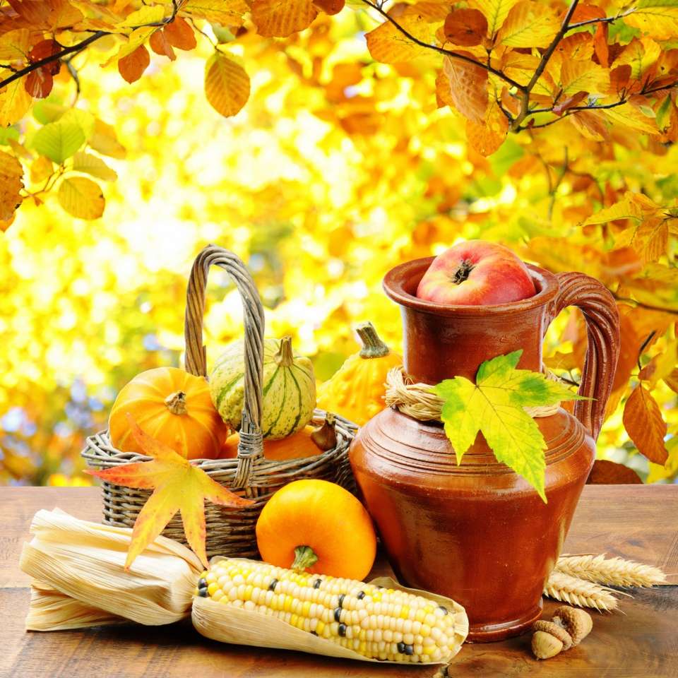 Jesienna dekoracja na stole ogrodowym puzzle online