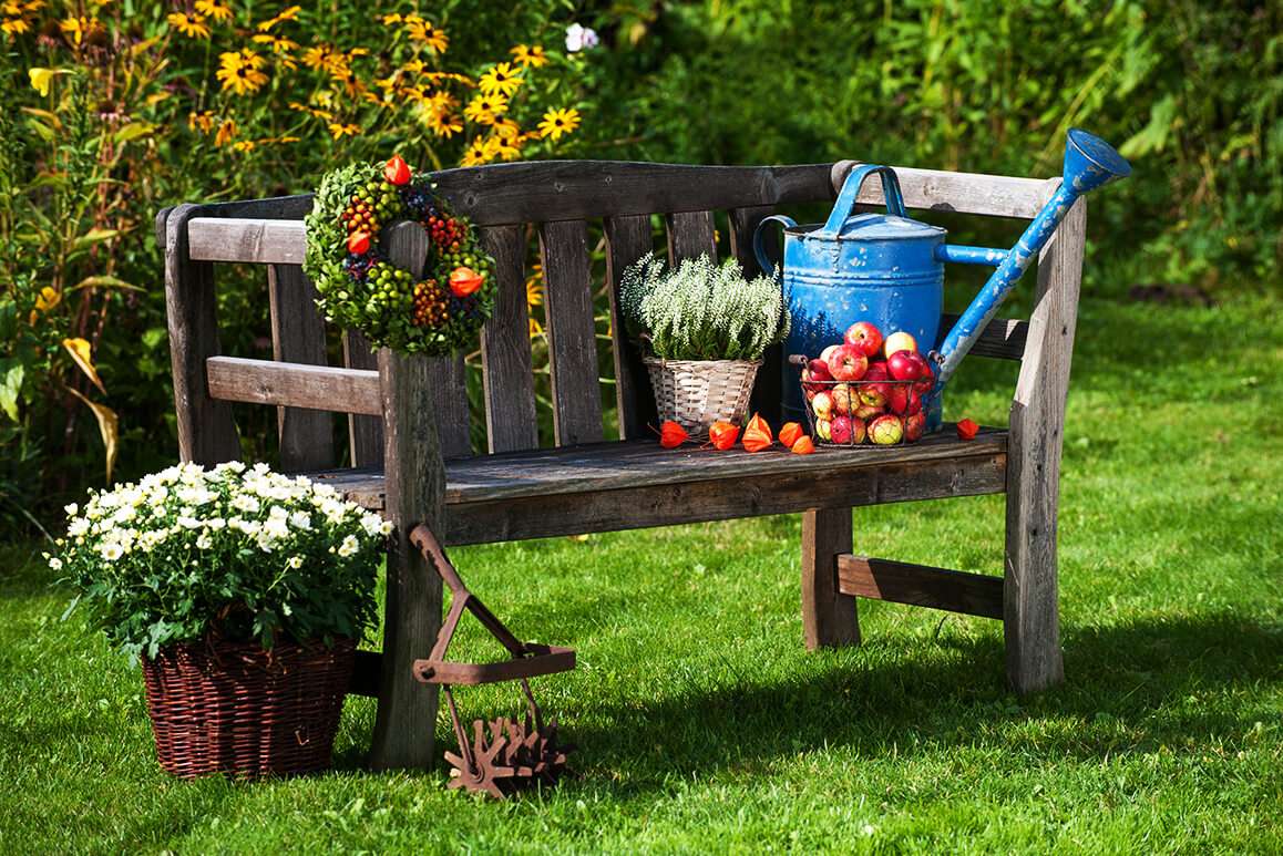 Drewniana ławka w ogrodzie z jesienną dekoracją puzzle online