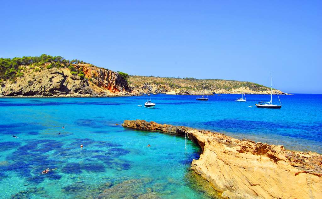 Plaża w Hiszpani-  Cala Xarraca puzzle online