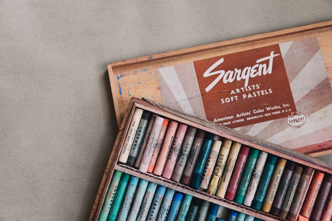 Sargent pastele miękkie z pudełkiem puzzle online