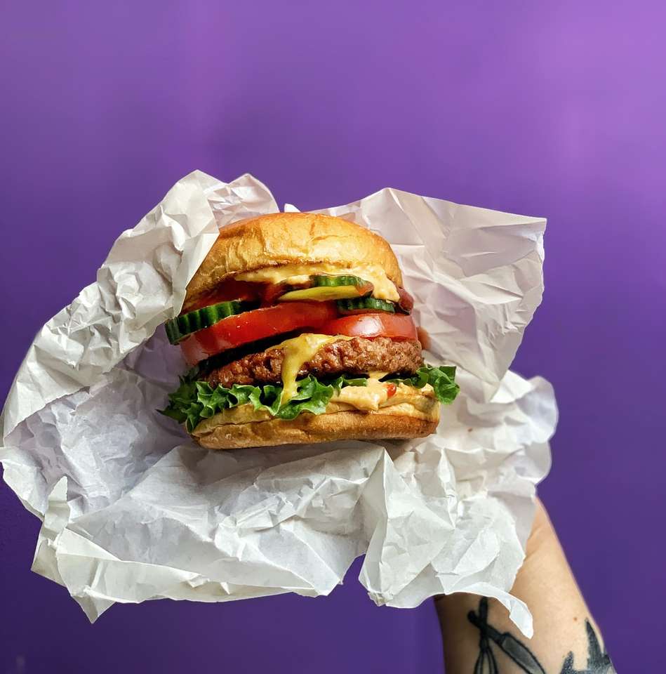 burger na białej papierowej torbie puzzle online