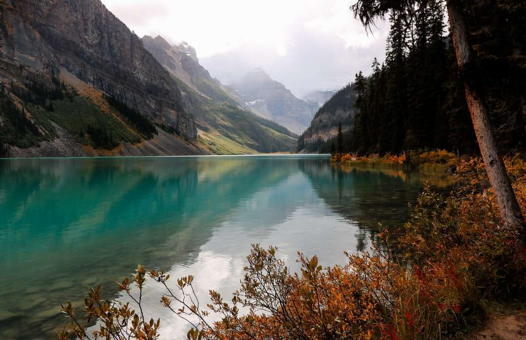 jezioro otoczone górami w ciągu dnia puzzle online