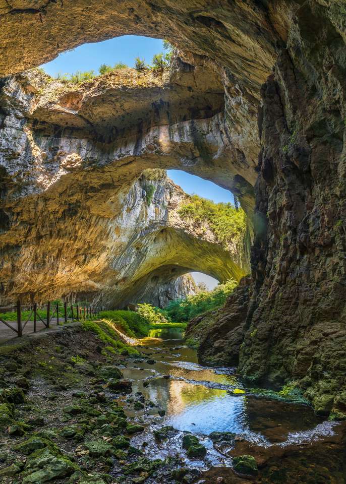 Jaskinia Devetashka w Bułgarii puzzle online