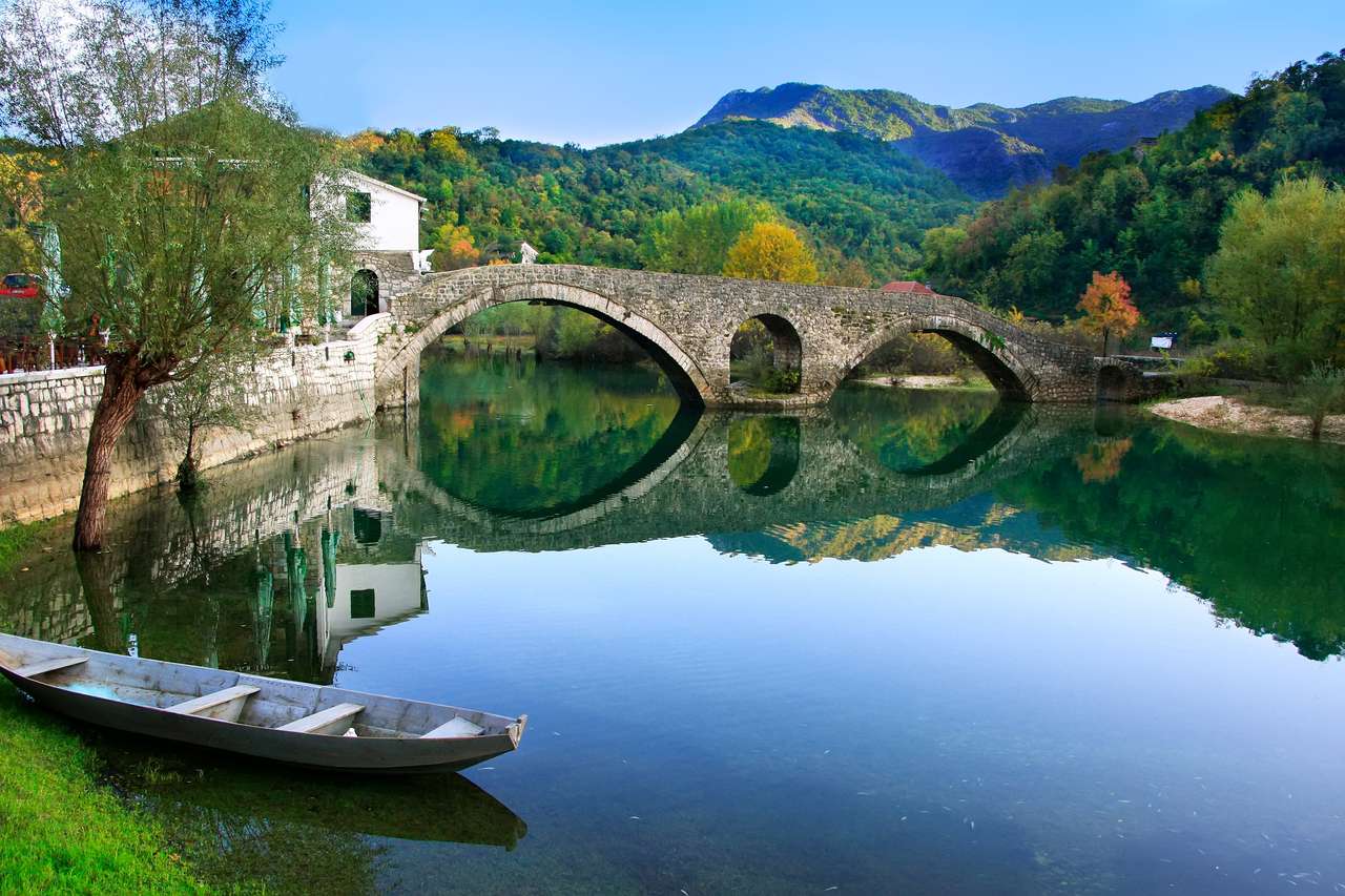 Most odbity w rzece Crnojevica, Czarnogóra puzzle online