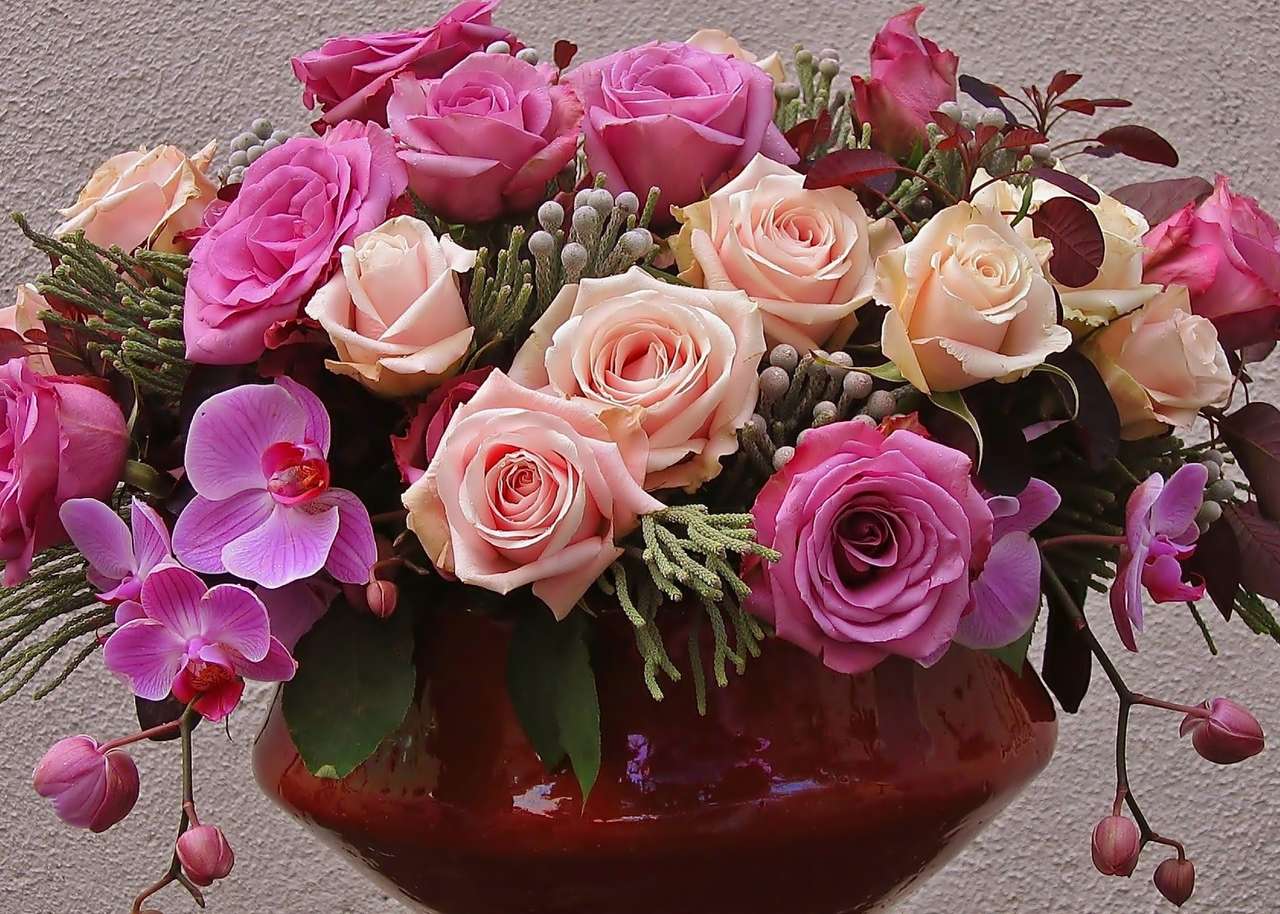 Róże i storczyki w wazonie puzzle online