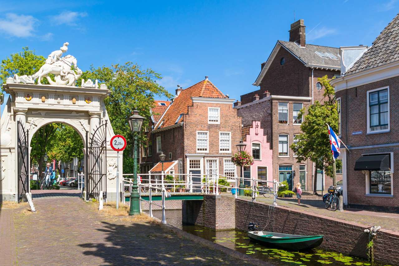 Kanał Doelengracht na starym mieście Leiden puzzle online