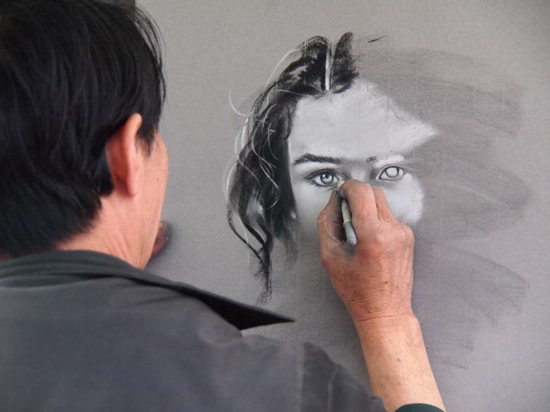 mężczyzna szkicujący portret kobiety puzzle online