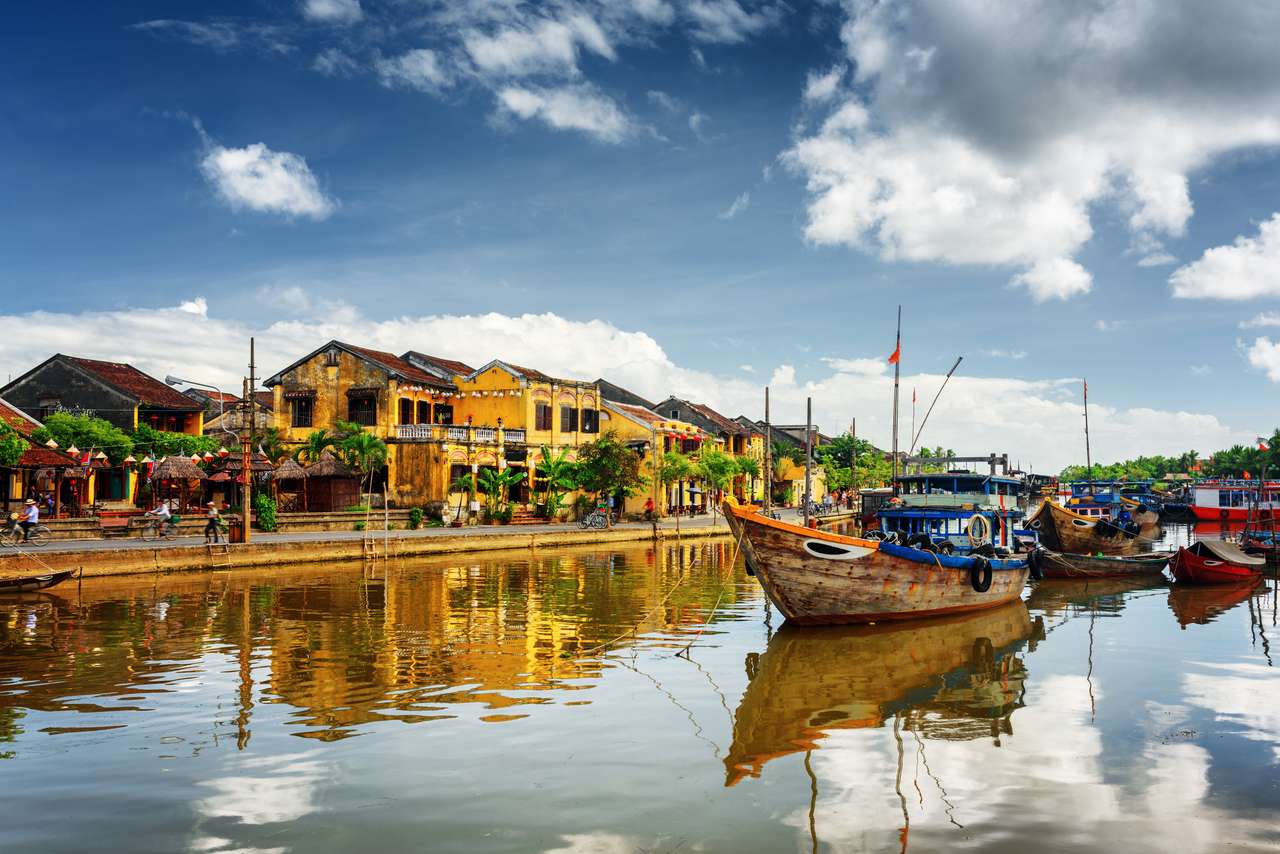 Łodzie na rzece Thu Bon w starożytnym mieście Hoi An puzzle online