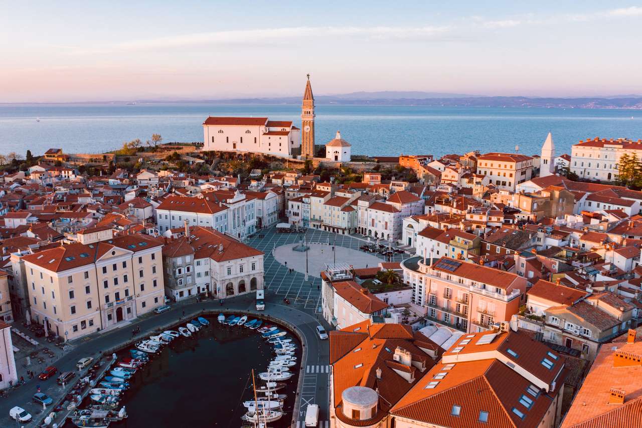 Powietrzna panorama pięknego słoweńskiego miasta Piran puzzle online