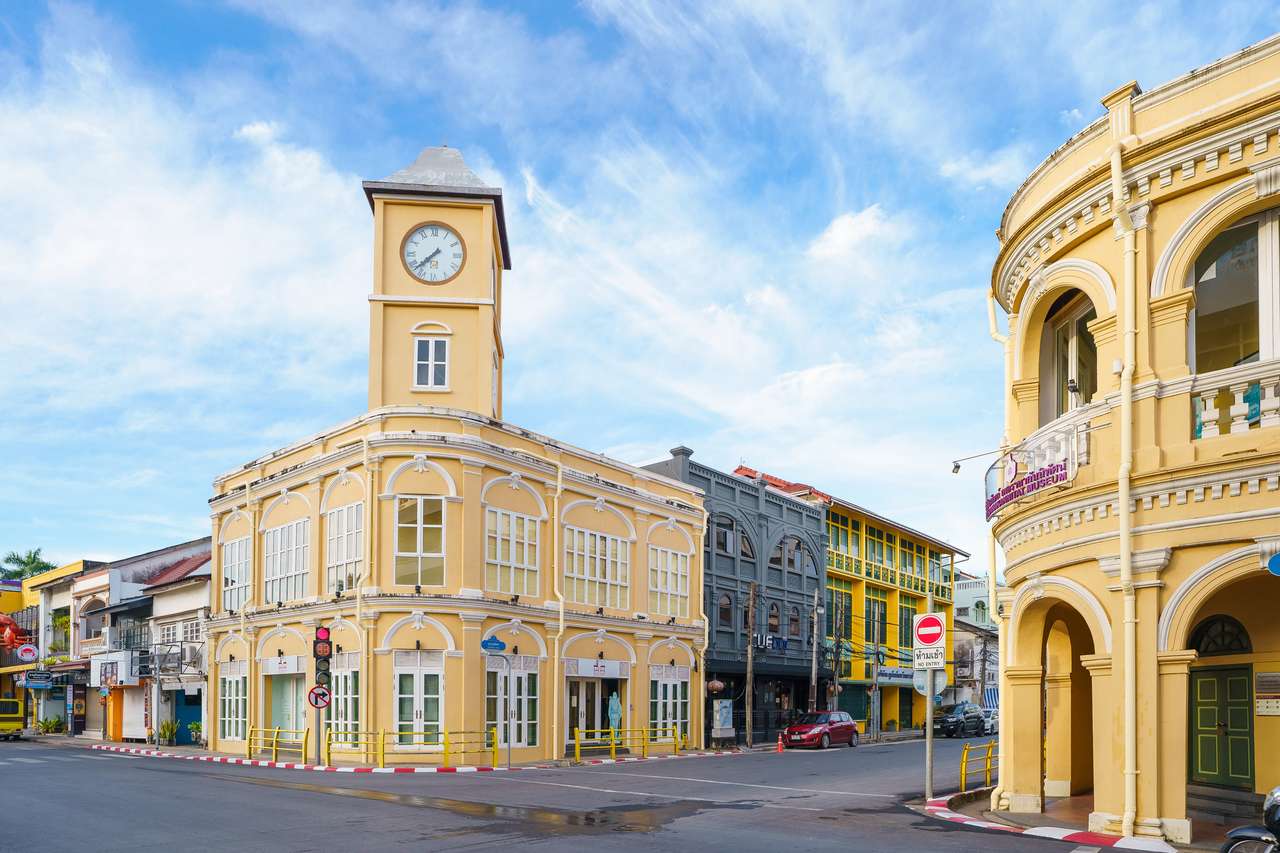 Stare miasto w Phuket z chińsko-portugalską architekturą puzzle online