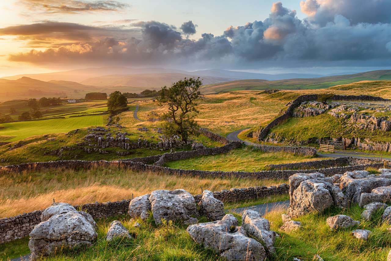 Piękny zachód słońca nad Parkiem Narodowym Yorkshire Dales w Winskill Stones w pobliżu Settle puzzle online