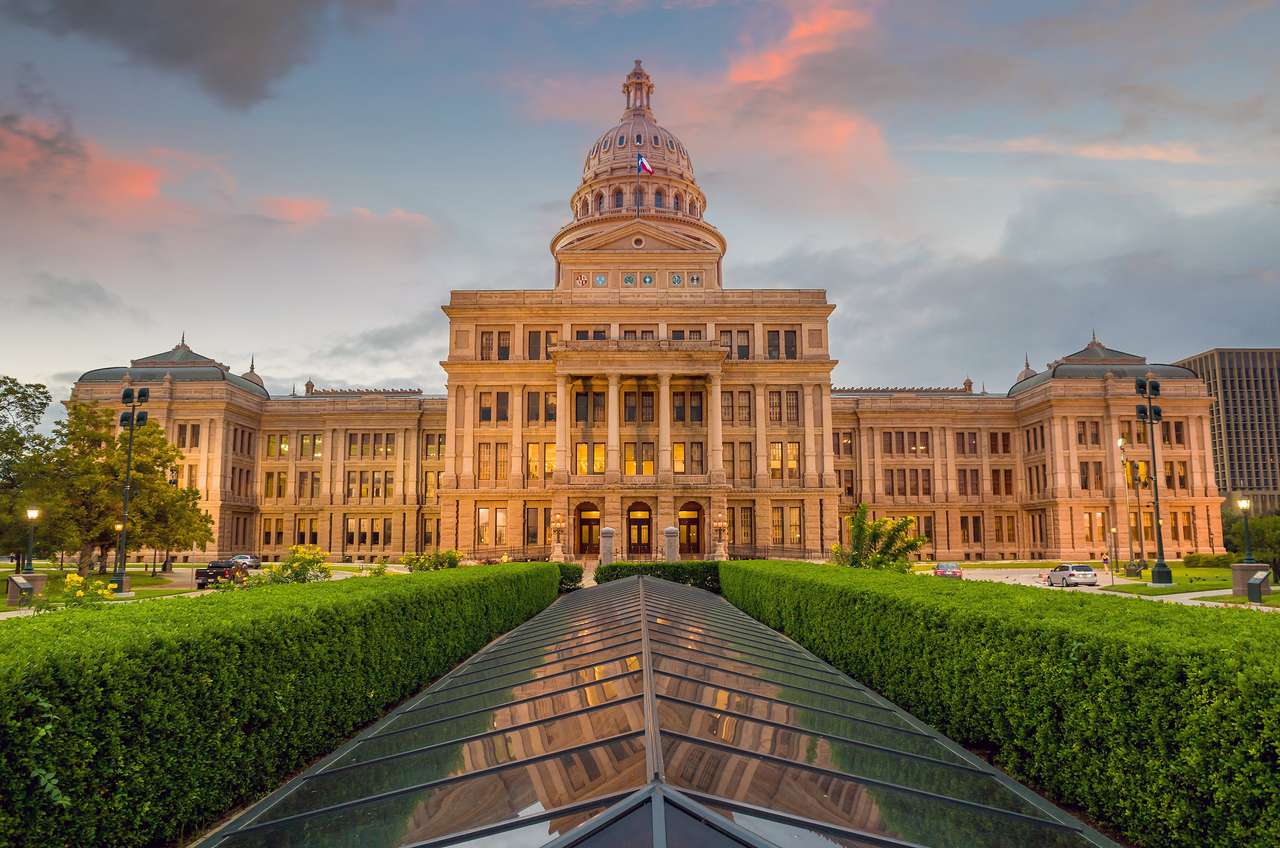 Kapitol stanu Teksas w Austin w Teksasie. o zmierzchu puzzle online
