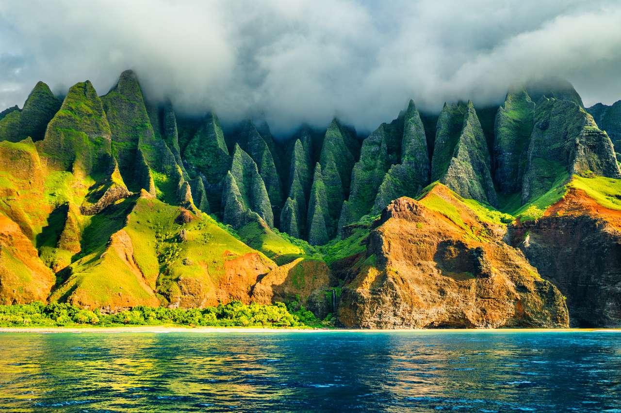 Wybrzeże Na Pali, Kauai, Hawaje widok z rejsu po morzu o zachodzie słońca. Przyroda krajobraz wybrzeża wyspy Kauai, Hawaje, USA. Podróże na Hawaje. puzzle online