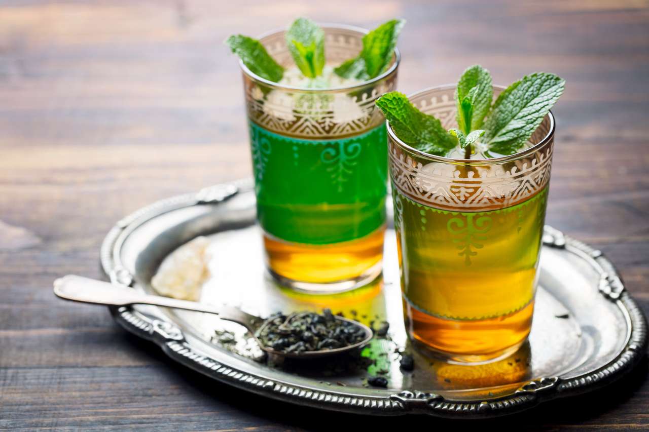 Herbata miętowa, tradycyjny marokański napój w szkle puzzle online