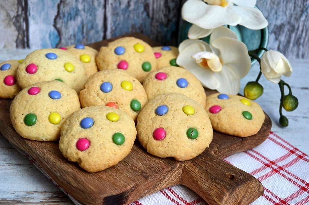 Бисквитки с цветни бонбони пъзел