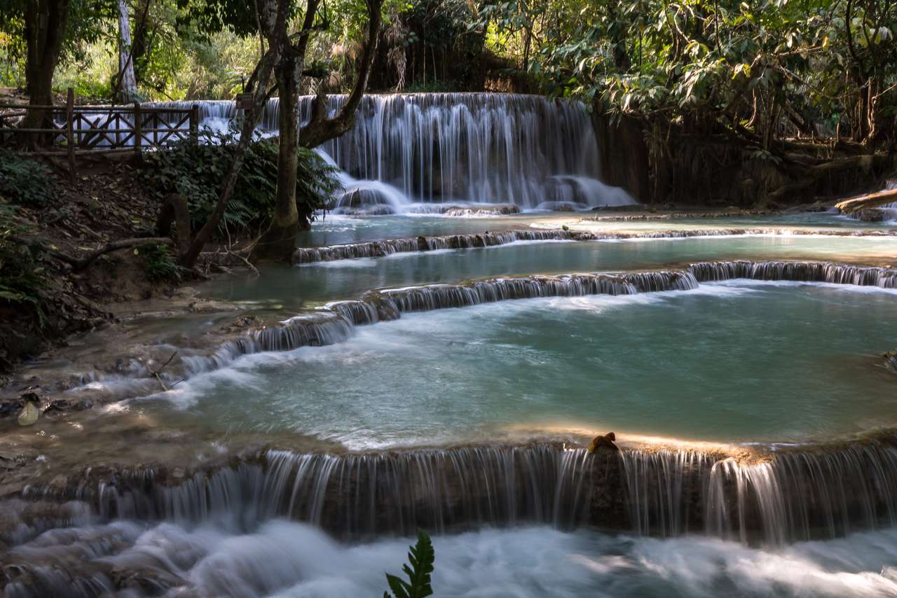 Wodospady Tat Kuang Si w pobliżu Luang Prabang, Laos puzzle online