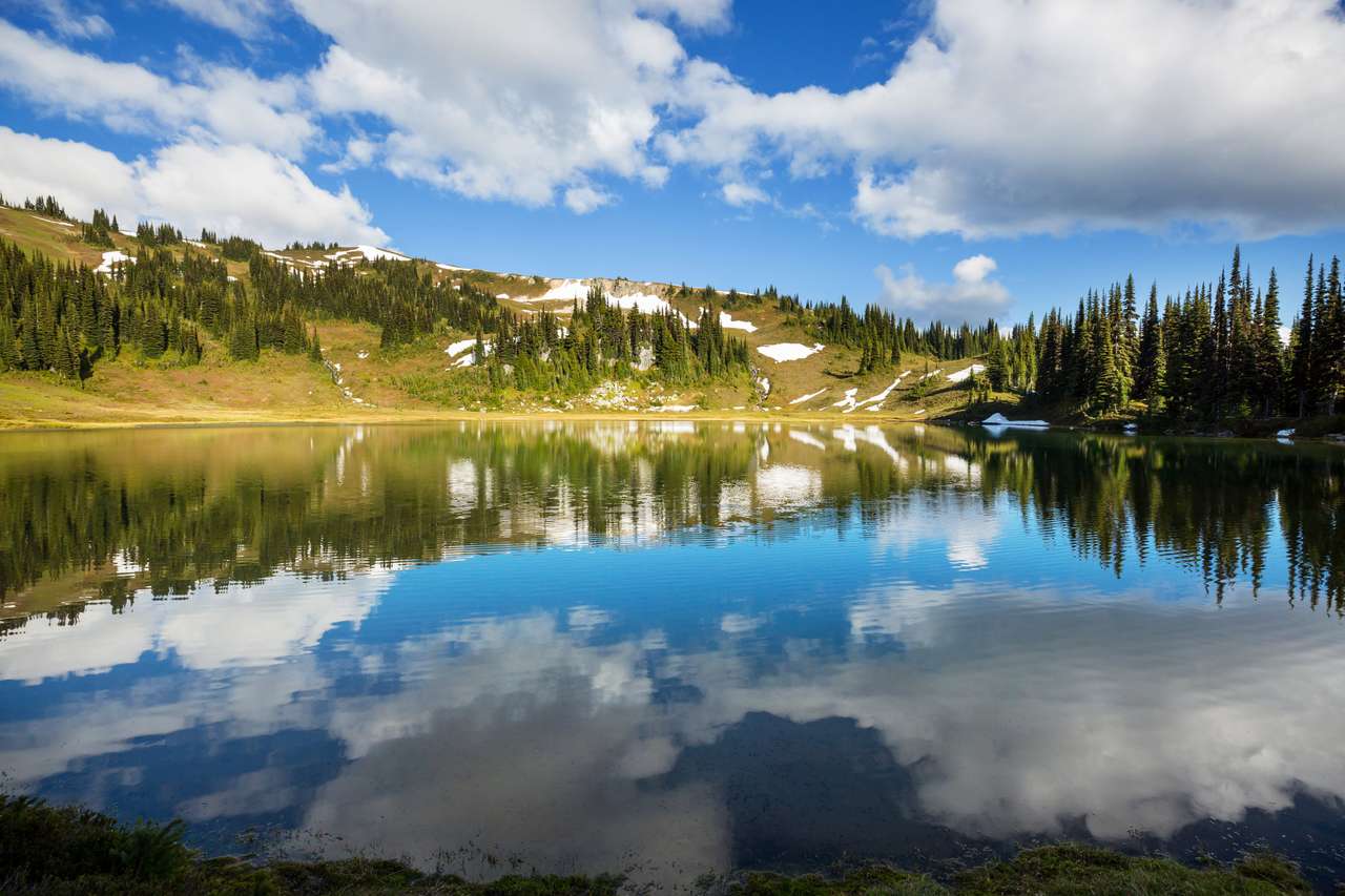 Jezioro spokoju w górach latem puzzle online