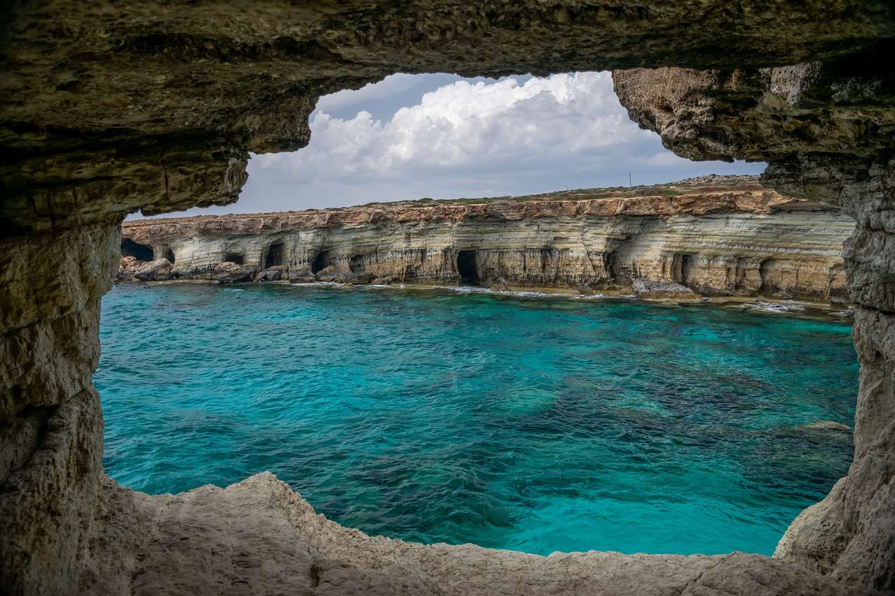 jaskinia położona nad brzegiem Morza Śródziemnego puzzle online