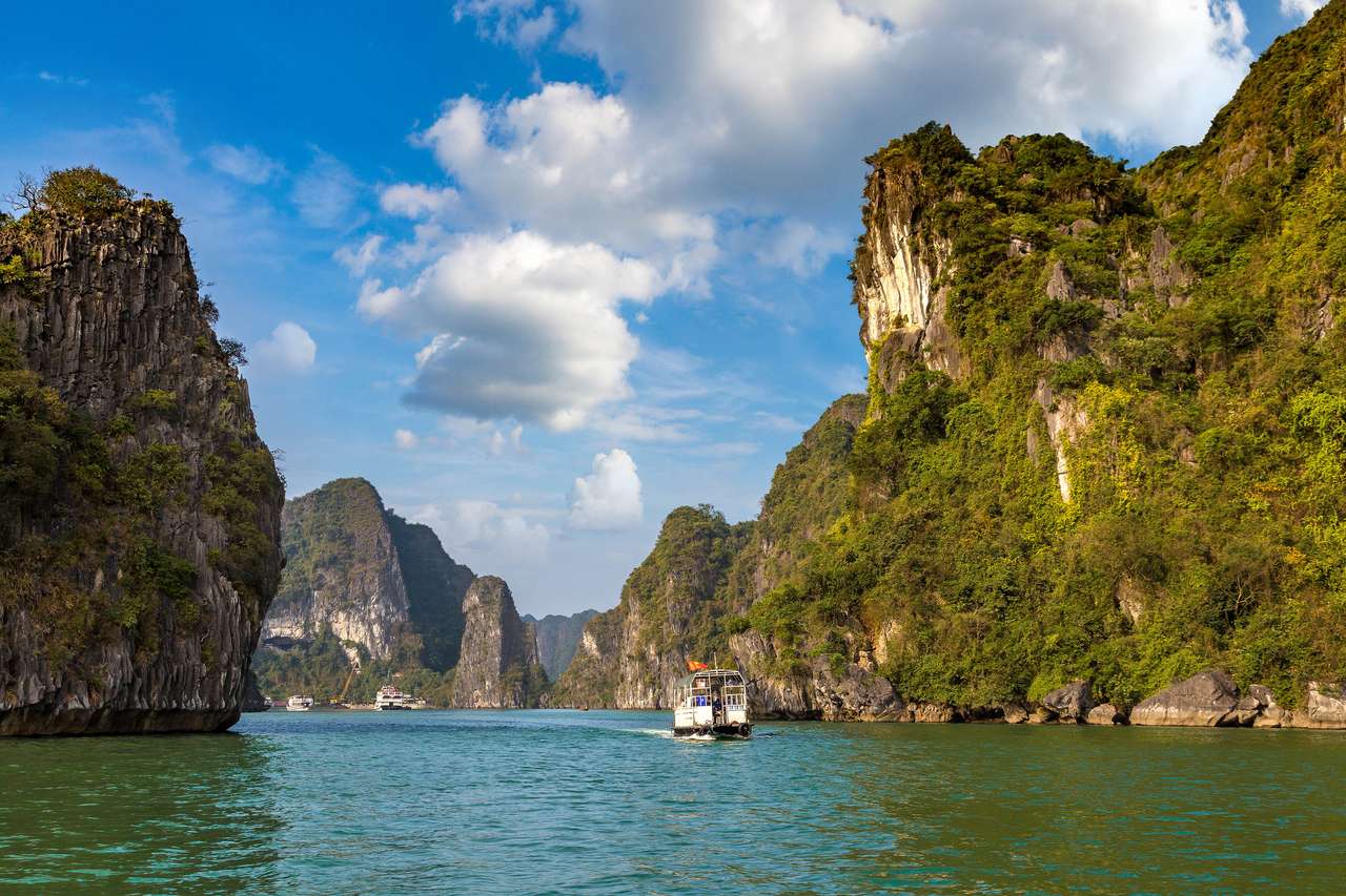 Światowe dziedzictwo naturalne Zatoka Halong, Wietnam w letni dzień puzzle online